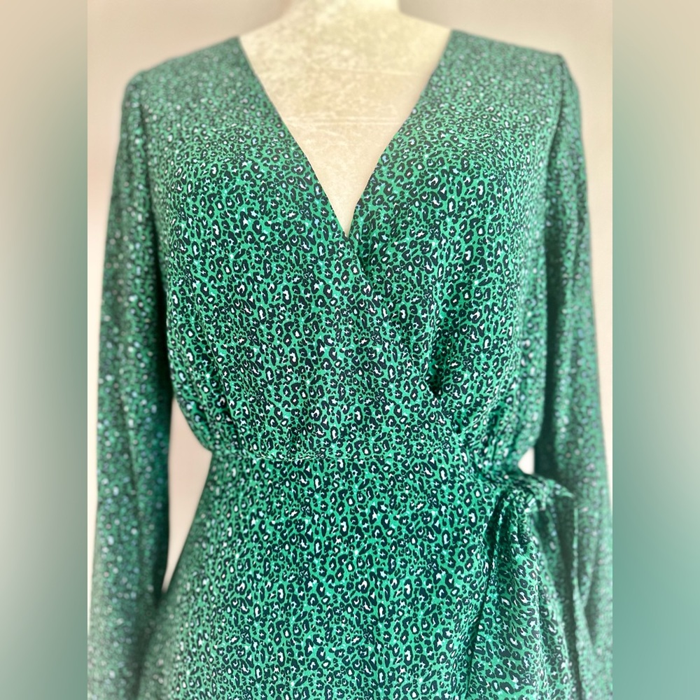 SANCTUARY WOMEN'S STAY THE NIGHT PRINTED WRAP DRESS GREEN - Picture 5 of 9